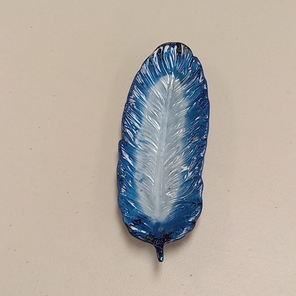 Handcrafted resin feather trinket tray - Picture 2 of 4